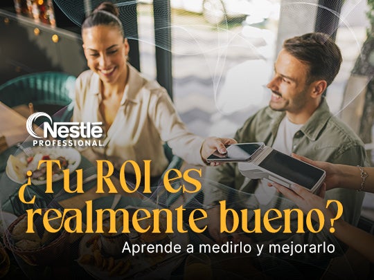 Clientes pagando en mesa como parte del análisis de ingresos y rentabilidad del negocio.