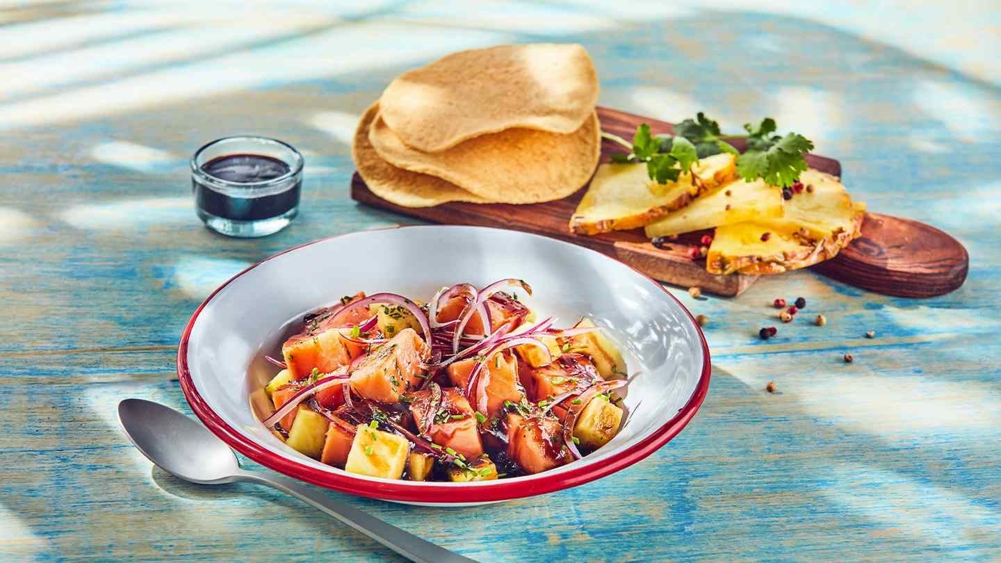 Ceviche peruano de cocina fusión nikkei con pescado marinado, vegetales y presentación moderna