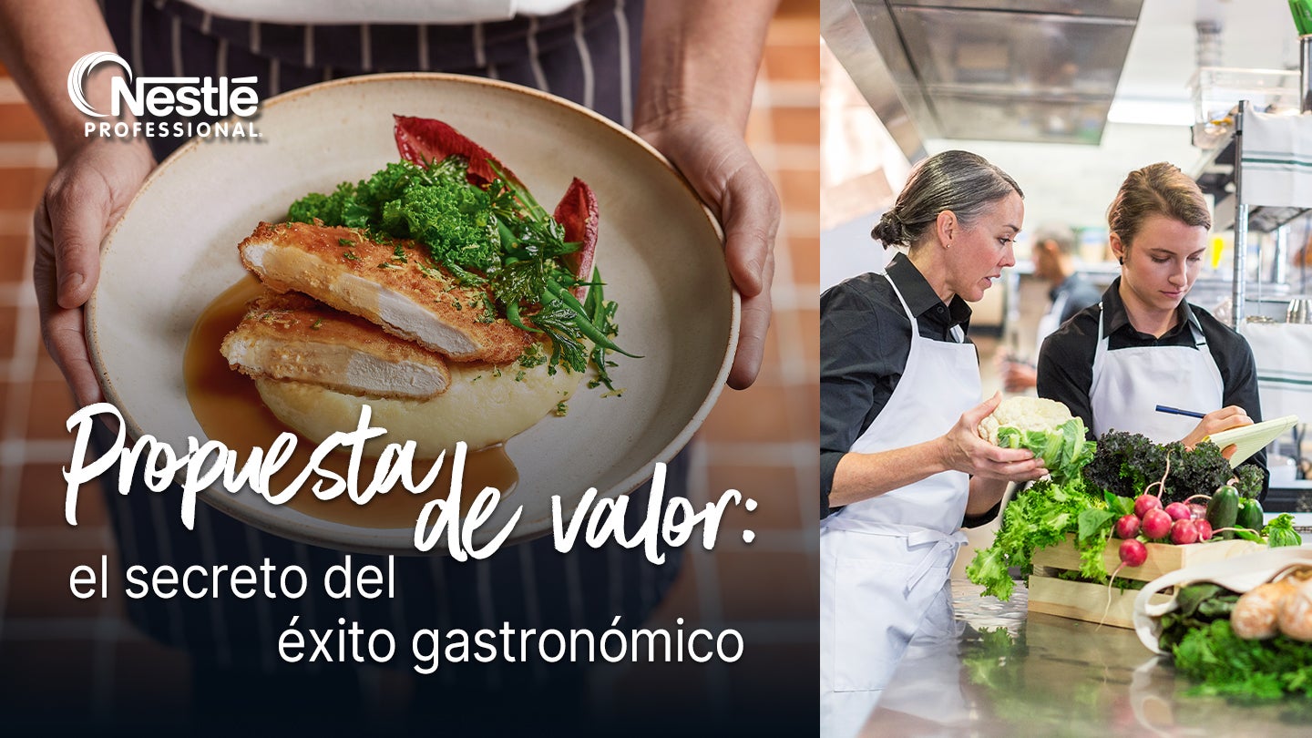 Chef presenta plato en restaurante mientras se explica la propuesta de valor en un negocio gastronómico.