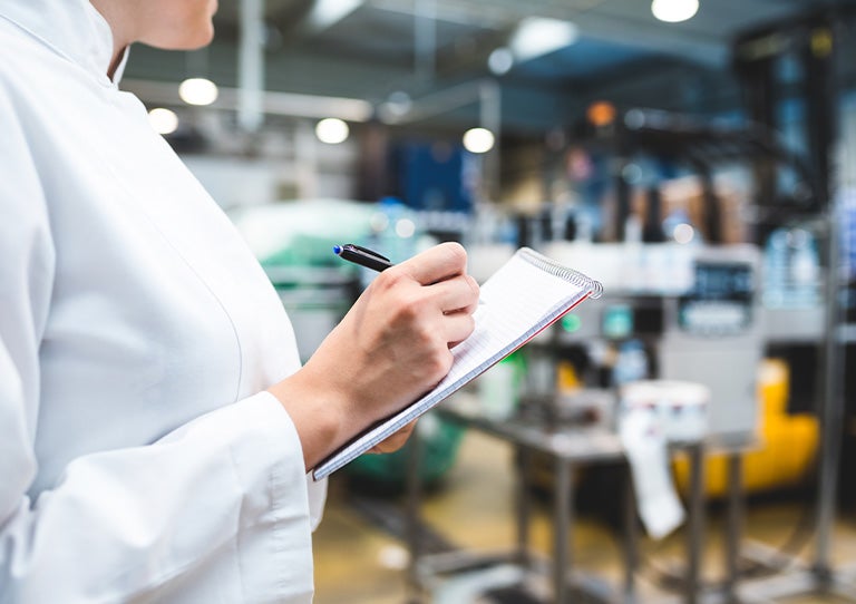Profesional revisando procesos de control y calidad en una cocina industrial