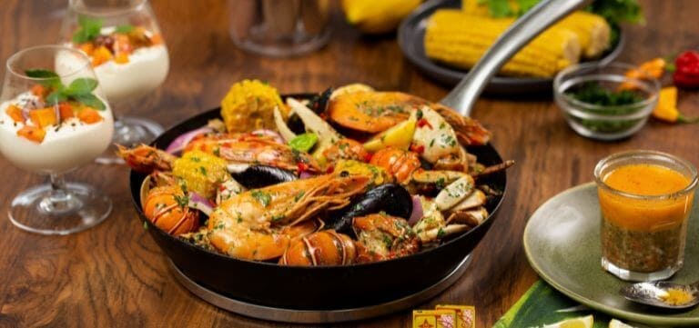 Plato de espagueti con camarones preparado con salsas, bases y especias Nestlé Professional