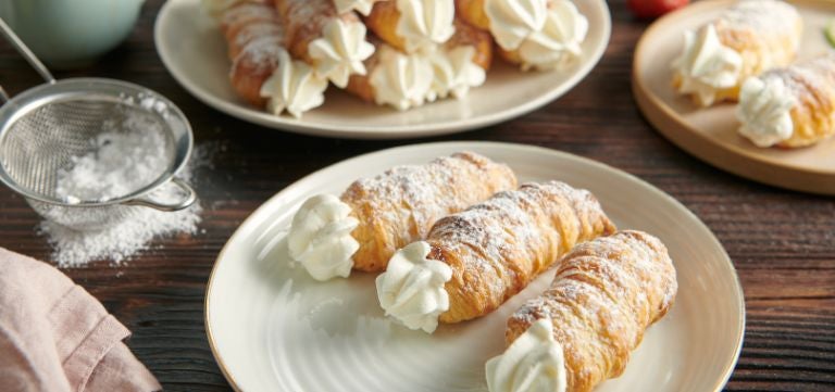 Muffing y croissant con crema, postres preparados con lacteos Nestlé Professional