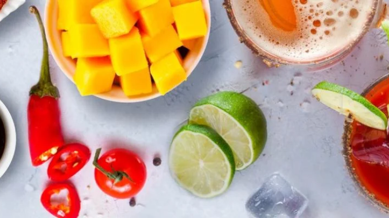 cocteles-micheladas-y-botanas