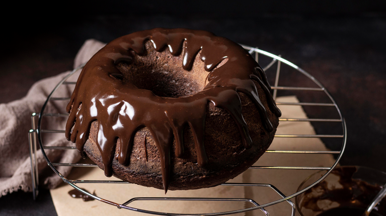 Pastel de chocolate elaborado con Carlos V troceado