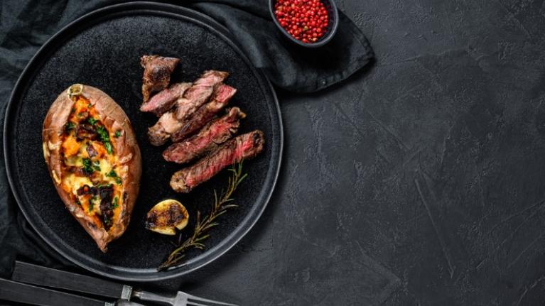 Plato de restaurante hecho con productos de alta calidad