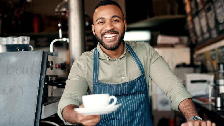 Joven atendiendo su cafetería