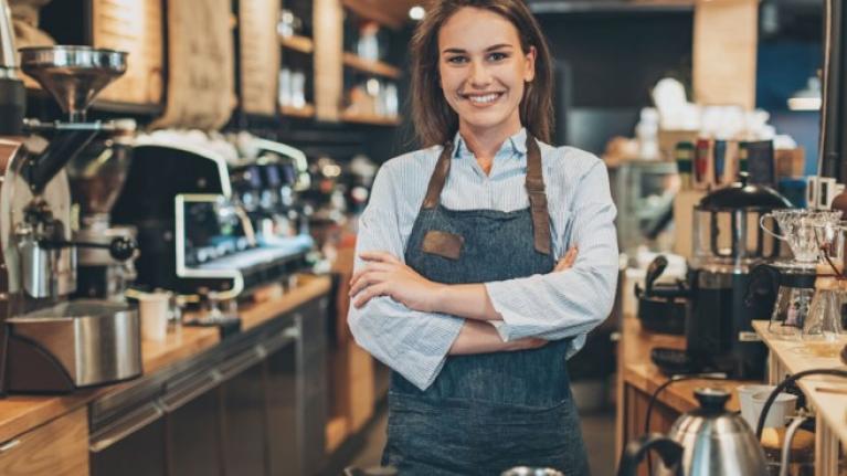 Mujer atendiendo su cafetería