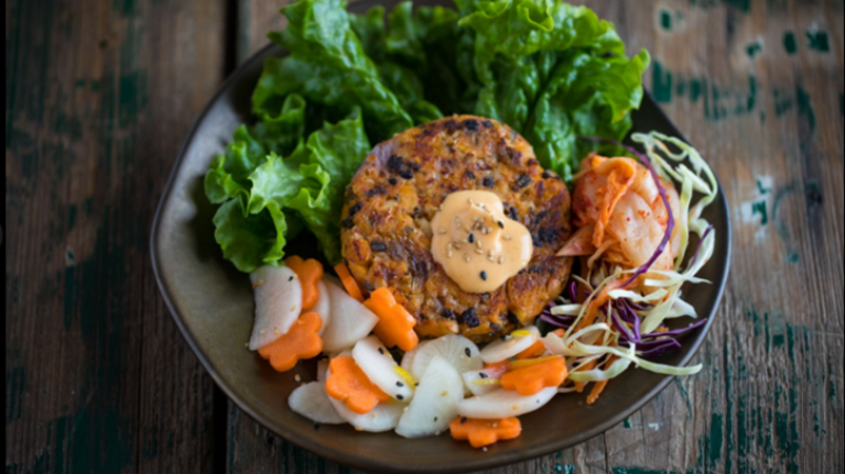 Plato con hamburguesa vegetal con lechuga y verduras frescas de fast food a fast good