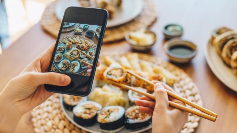 Plato de sushi en un restaurante instagrameable