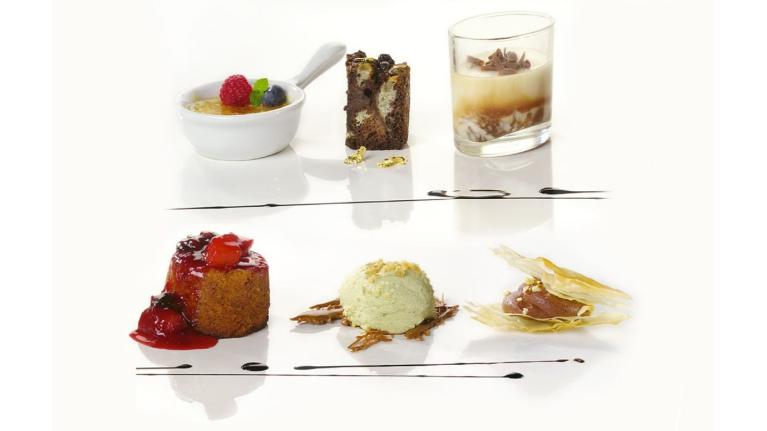 Variedad de amuse-bouche servidos en pequeñas porciones dulces con presentación gourmet.