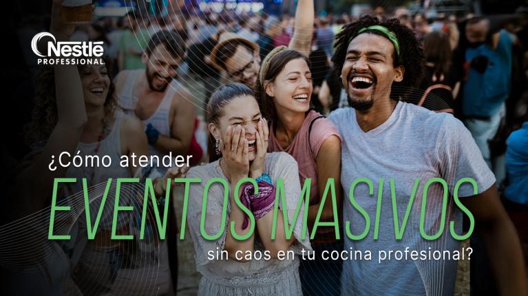 Grupo de personas disfrutando y sonriendo en medio de eventos masivos al aire libre.
