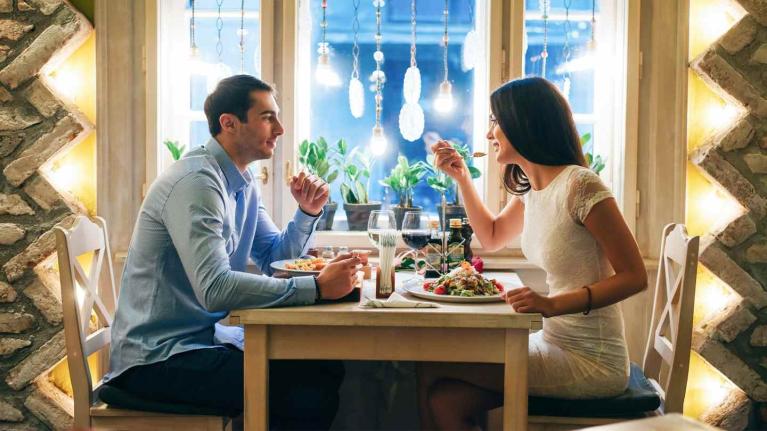 Iluminación para restaurante cálida en terraza con mesa de madera vacía para producto