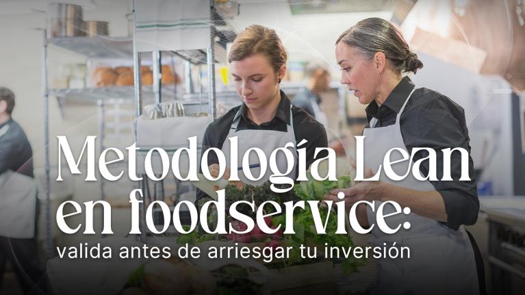 Dos personas revisan procesos en una cocina profesional, ilustrando la aplicación de metodología lean.