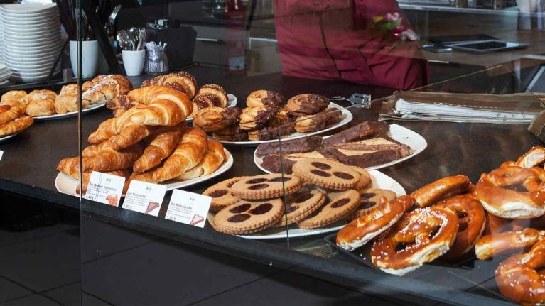 Una vitrina llena de panes y pasteles que ilustra la rotación de productos en una panadería.