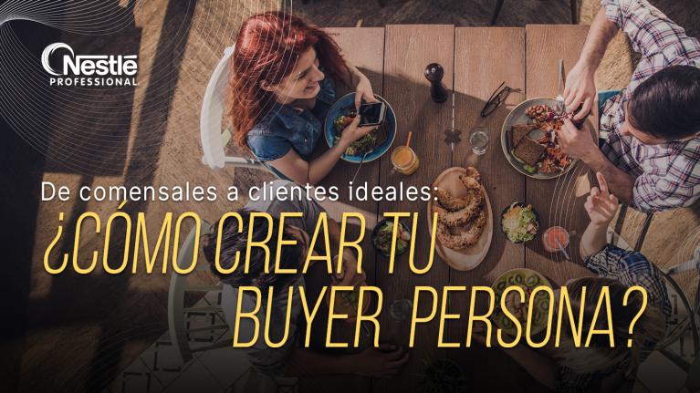 Personas compartiendo una comida en mesa, representando el análisis del perfil del cliente ideal.