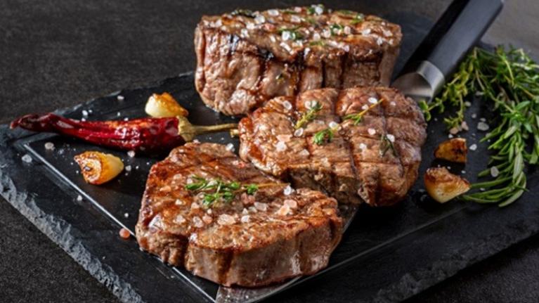 Parrilladas gourmet compuesta de tres filetes de carne.