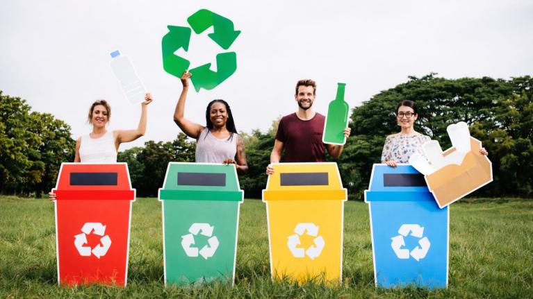  Equipo separando residuos en contenedores de colores como ideas de reciclaje para negocios gastronómicos