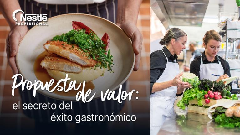 Chef presenta plato en restaurante mientras se explica la propuesta de valor en un negocio gastronómico.