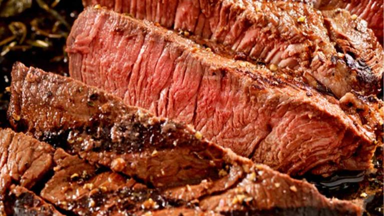 Cortes que muestran distintos términos de cocción de la carne en parrilla profesional