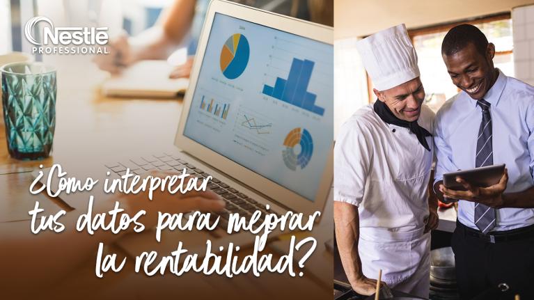 A la izquierda, laptop con data, a la derecha, Chef y gerente analizan métricas en una tableta digital.