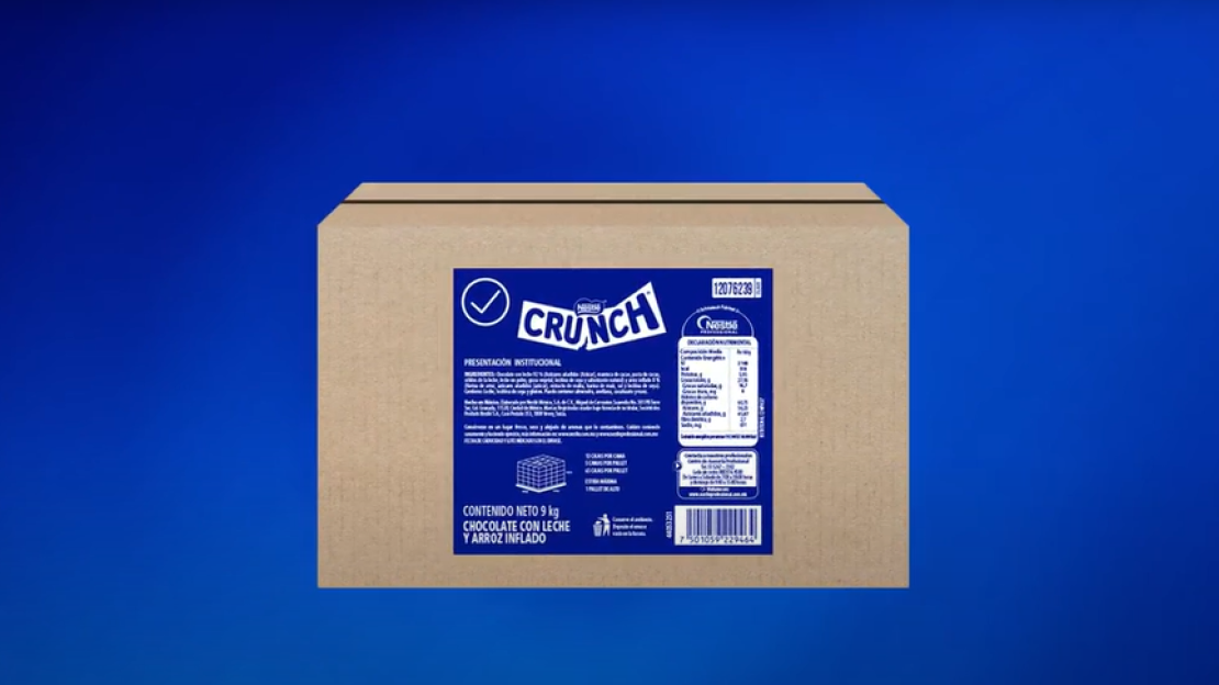 Caja de NESTLÉ® CRUNCH® troceado sobre fondo azul