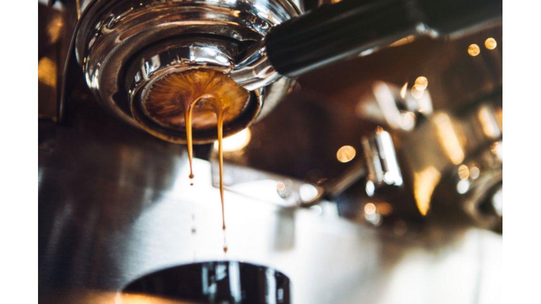 Máquina preparando una taza de café que hace parte de las cafeterías