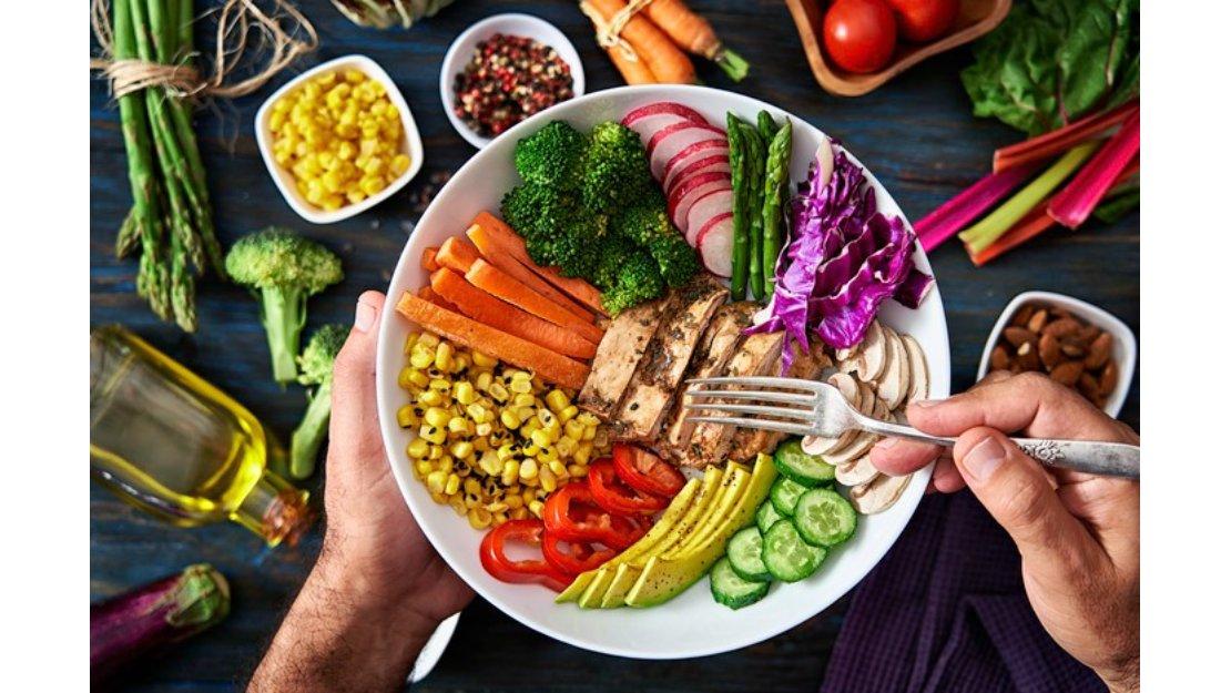 Hombre disfrutando de un menú saludable y balanceado