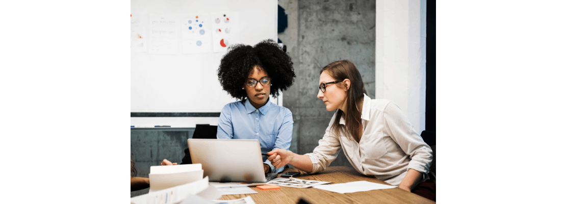 Mujeres realizando un control de inventario en un computador
