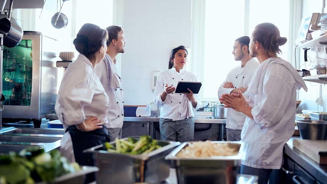 Grupo de chefs se capacita en la manipulación de alimentos y normas sanitarias