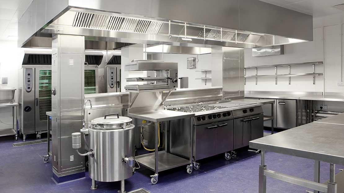 Cocina y equipos limpios y listos para una adecuada manipulación de alimentos