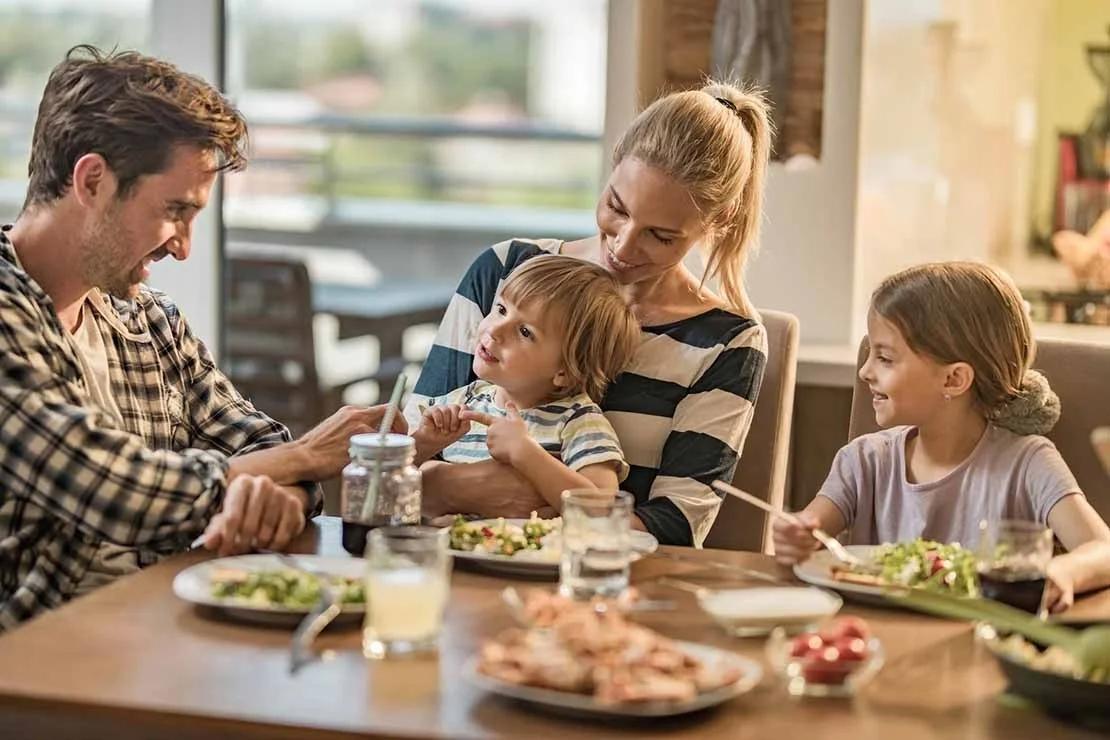 Familia disfruta de un almuerzo sin gluten en un restaurante