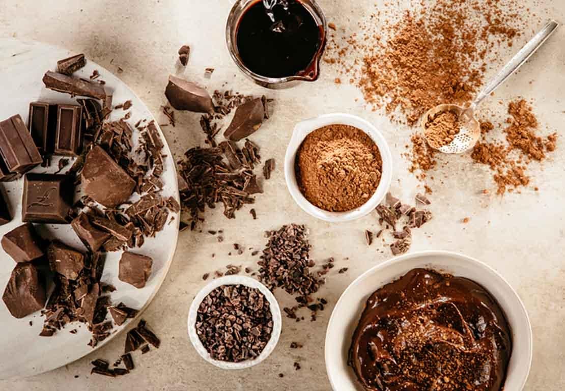 Chocolate en tabletas, derretido y cacao en polvo para el Día del Chocolate