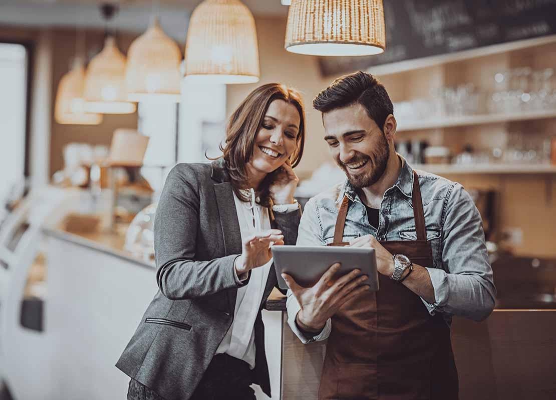 Gerente y chef eligen los platos y diseñan el menú de restaurante