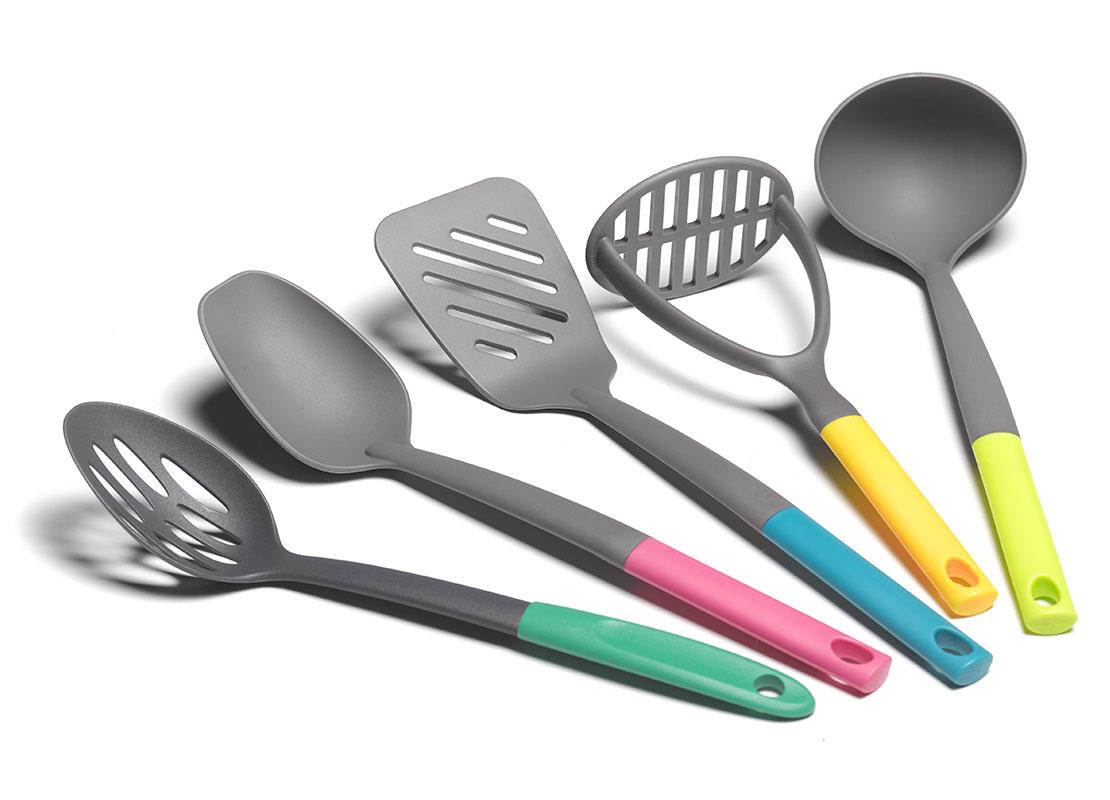 De izquierda a derecha espumador, cuchara, espátula, machacador y cucharon con mangos de colores