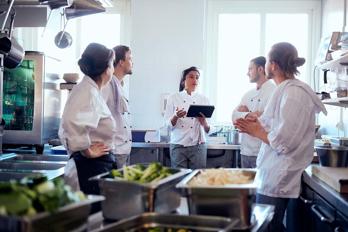 Chef experta entrena a cuatro jóvenes chefs del Programa YOCUTA en la cocina del restaurante