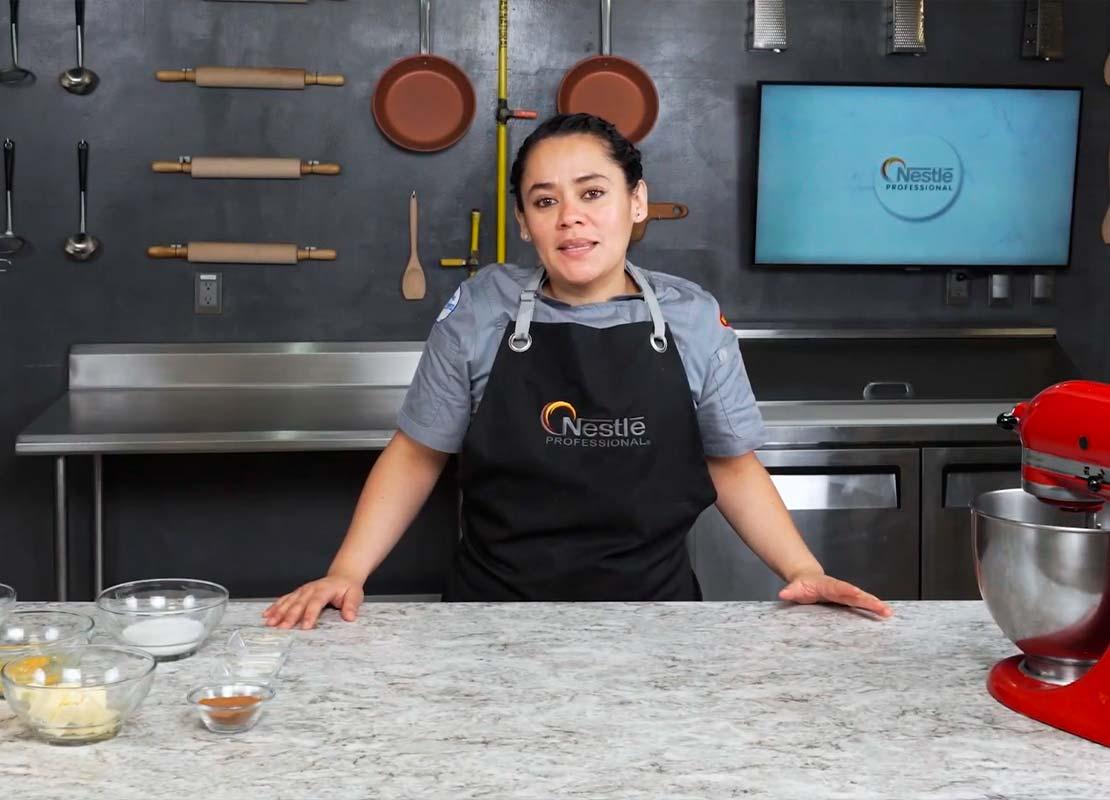 Carolina Cuan, Chef de pastelería, chocolatería y panadería, dando un curso del Programa YOCUTA