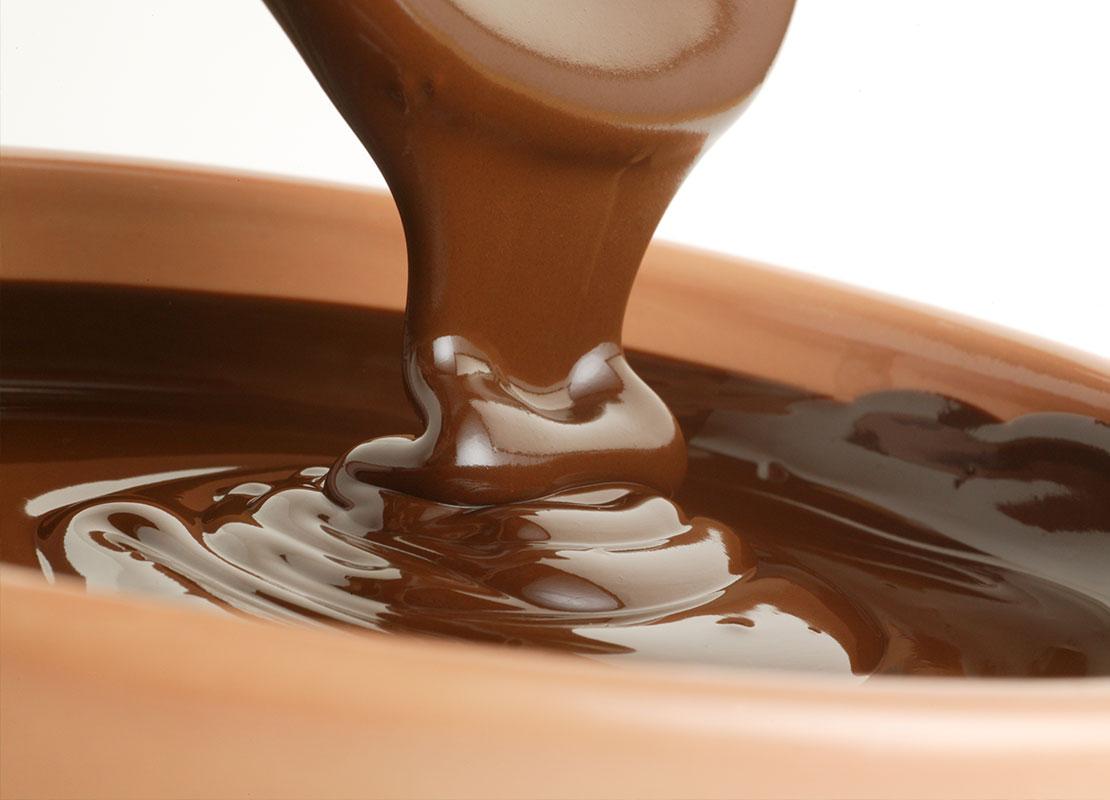 Chocolate derretido cae en un tazón