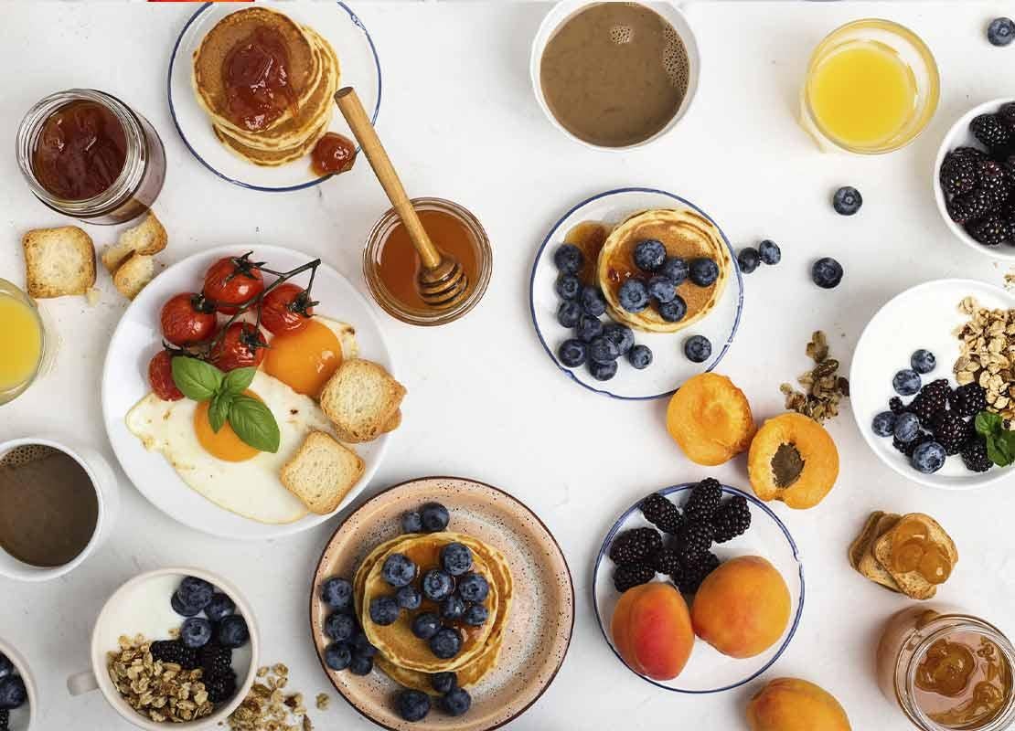 Ideas para brunch clásicas incluyen cereal, huevos, mermelada, fruta, pancakes y más comidas