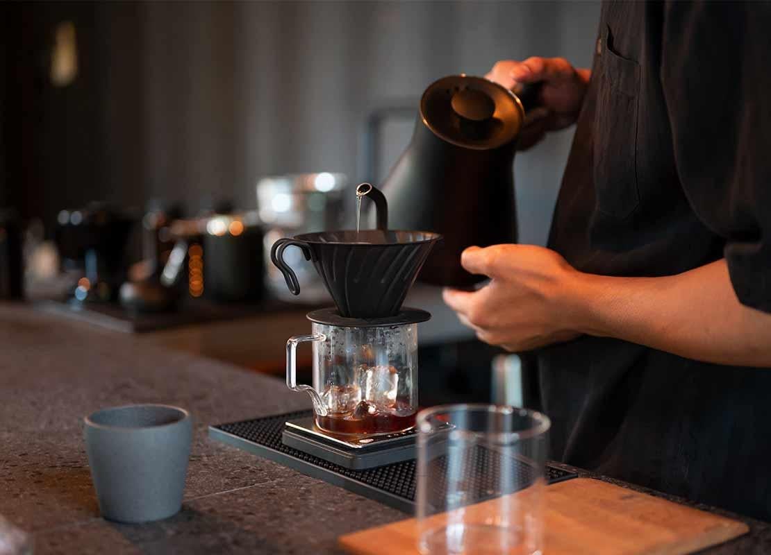 Barista utiliza la infusión en frío con un dripper, uno de los métodos de preparación de café