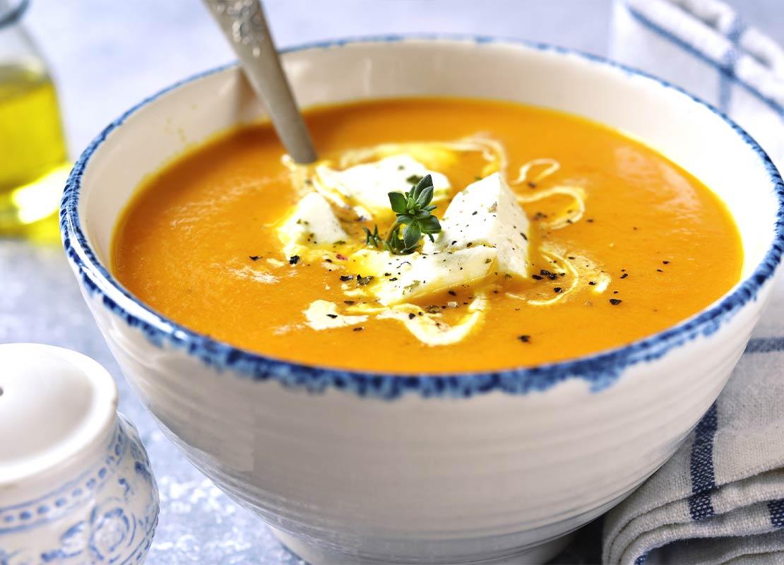 Un plato de sopa elaborado con productos lácteos de NESTLÉ PROFESSIONAL®