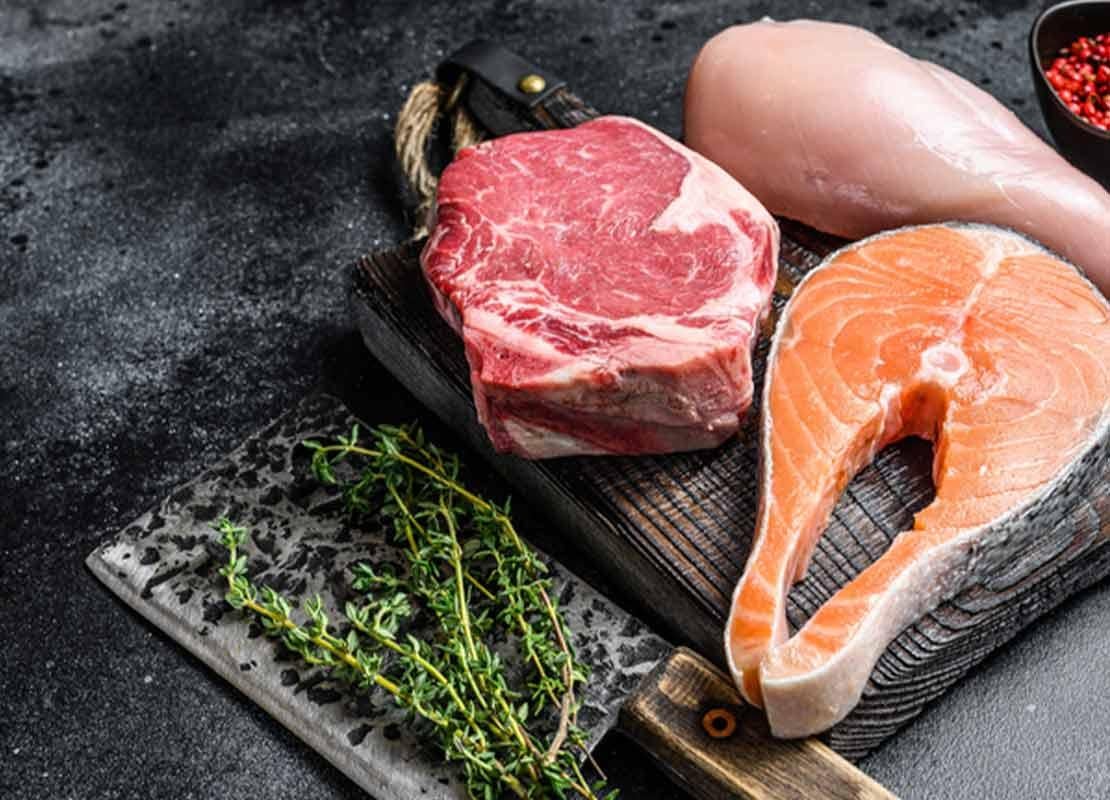 Carne de res, pollo, pescado y especias sobre una tabla para elaborar fondos de cocina