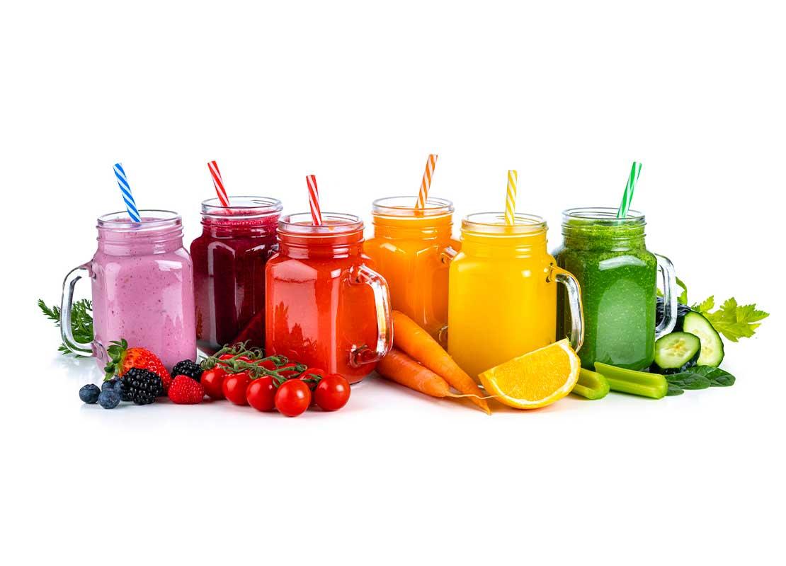 6 tarros con pajillas de jugo de frutas y verduras de fresas, moras, jitomates, naranja y pepino