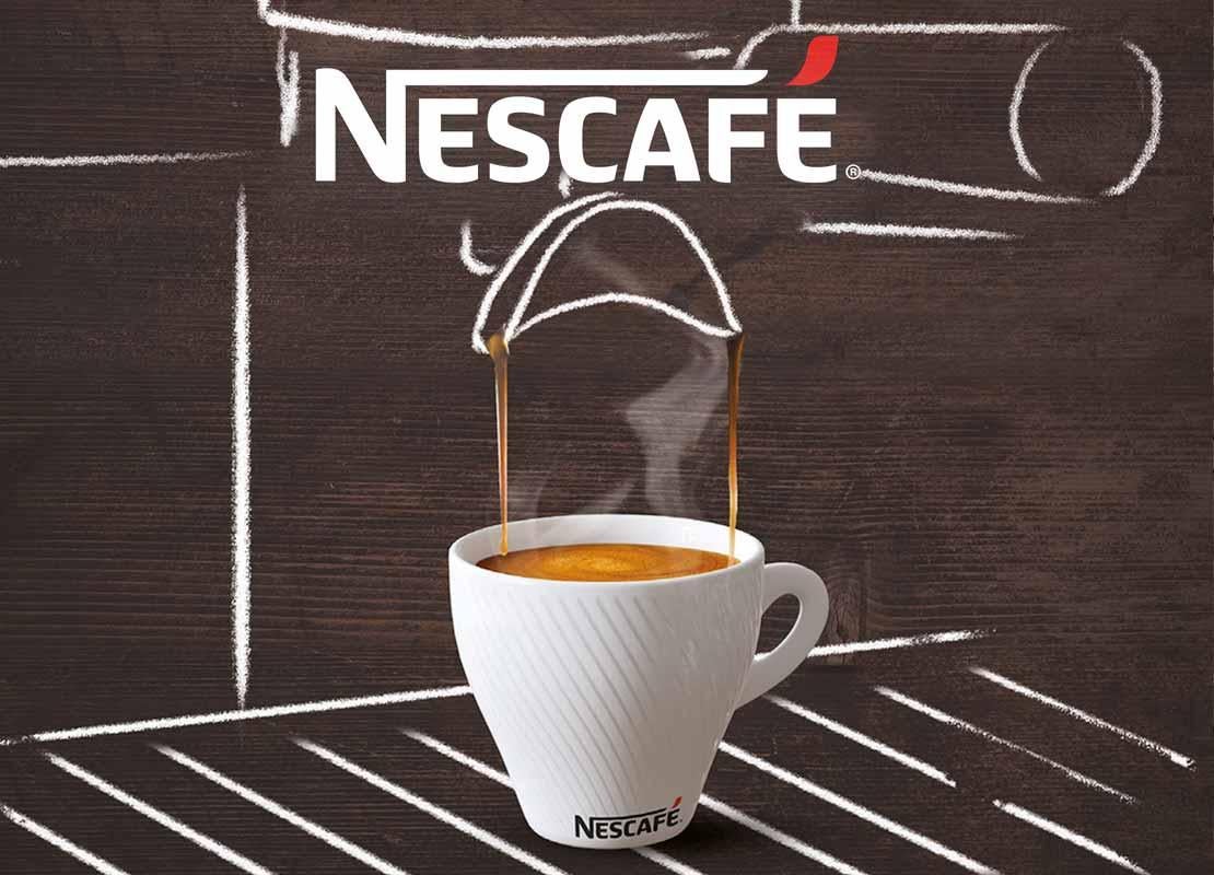 Boquilla y bandeja de una máquina de café dibujada llena una taza de café NESCAFÉ®