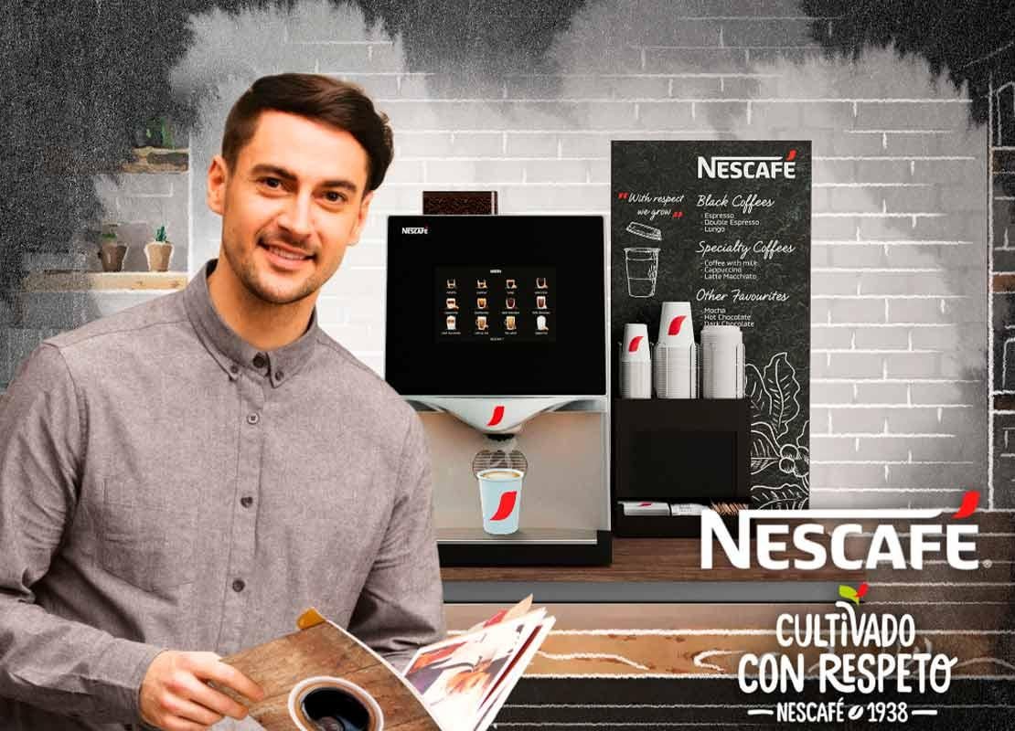 Hombre sostiene un menú de café y al fondo una máquina NESCAFÉ®, vasos y material POP