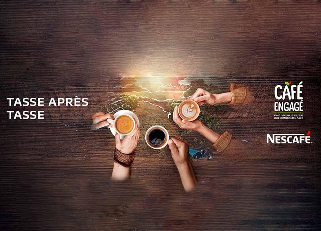 Manos sostienen tres tazas de café latte, americano y cappuccino, al fondo dibujo de cafetal