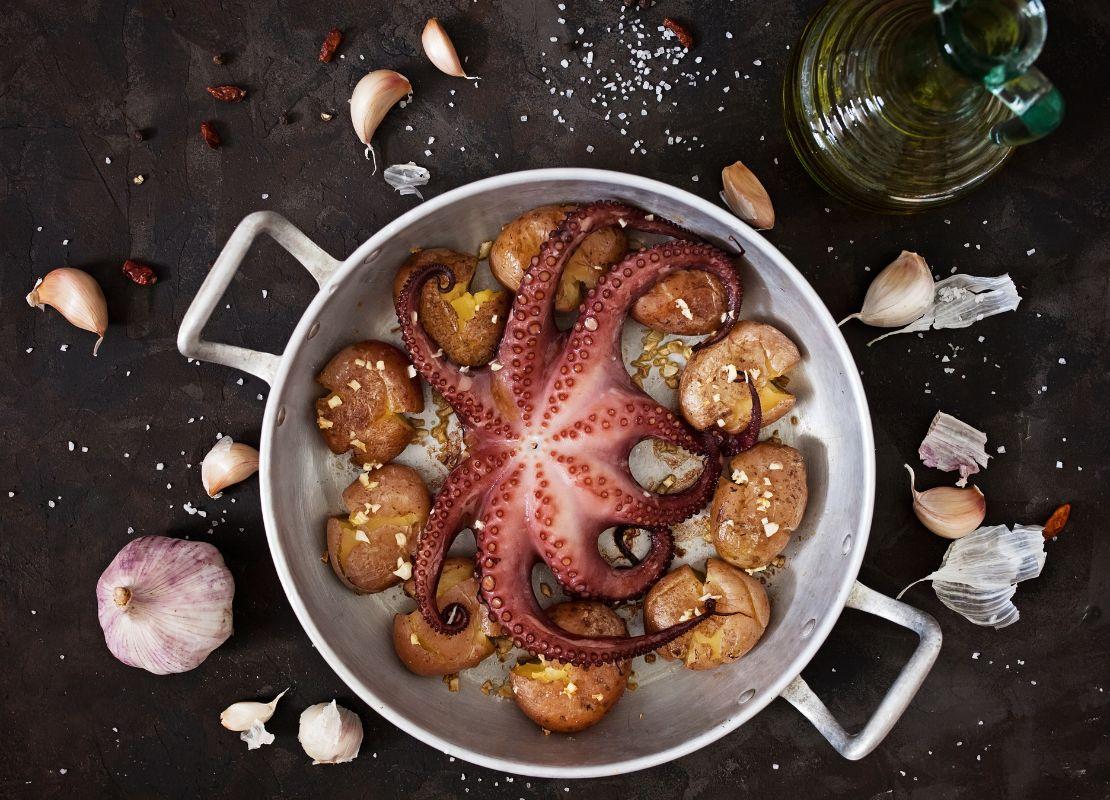 Pulpo con papas en sartén acompañado de ajo y aceite