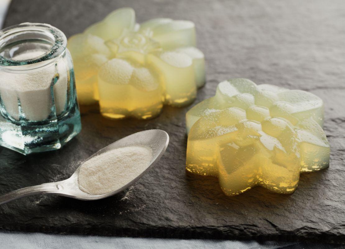 Técnica de gelificación en gastronomía molecular con geles translúcidos y polvo texturizante