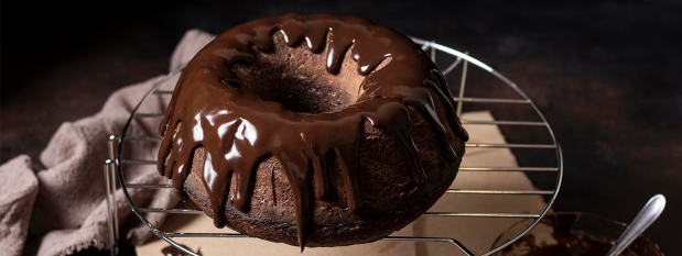 Pastel de chocolate elaborado con Carlos V troceado