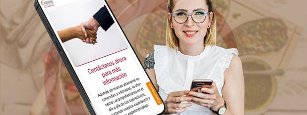 Mujer contactando a Nestlé Professional desde su celular