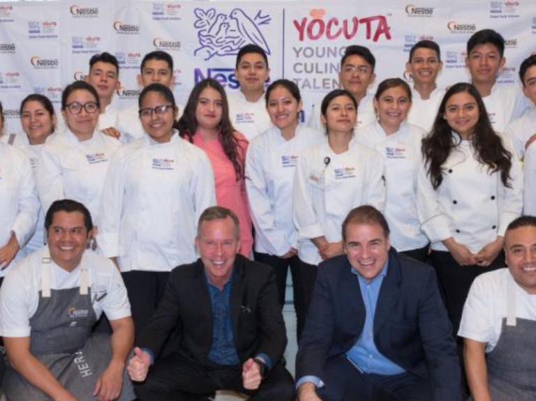 Un grupo de jóvenes con mandil blanco en la inauguración del programa Yocuta de NESTLÉ®